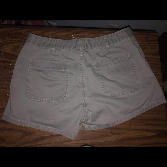 Old Navy Sage Green / Grey Chino Shorts Booty 4 Casual - Picture 2 of 4